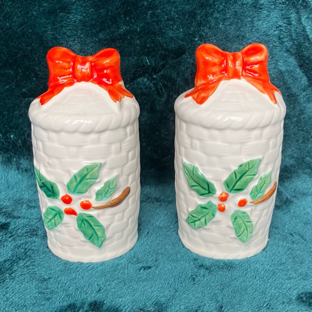 Vintage Set Enesco Japan Holly Berry Salt and Pepper Shakers